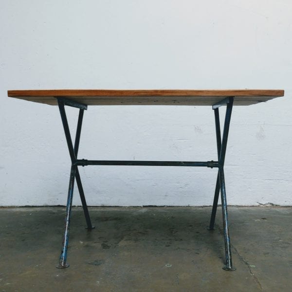 Metalen kruispoot tafel
