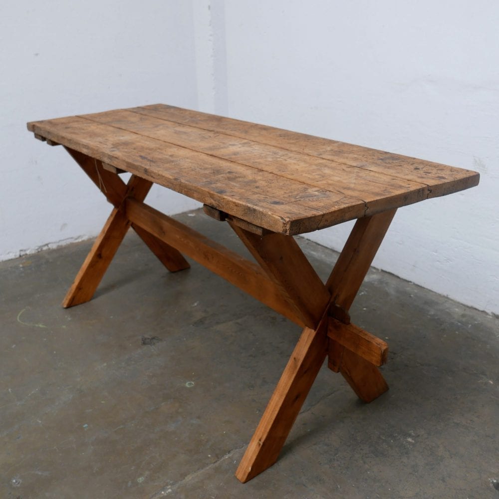 Houten kruispoottafel