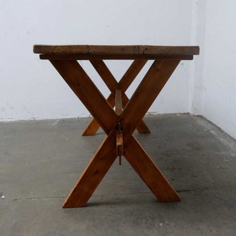 Houten kruispoottafel