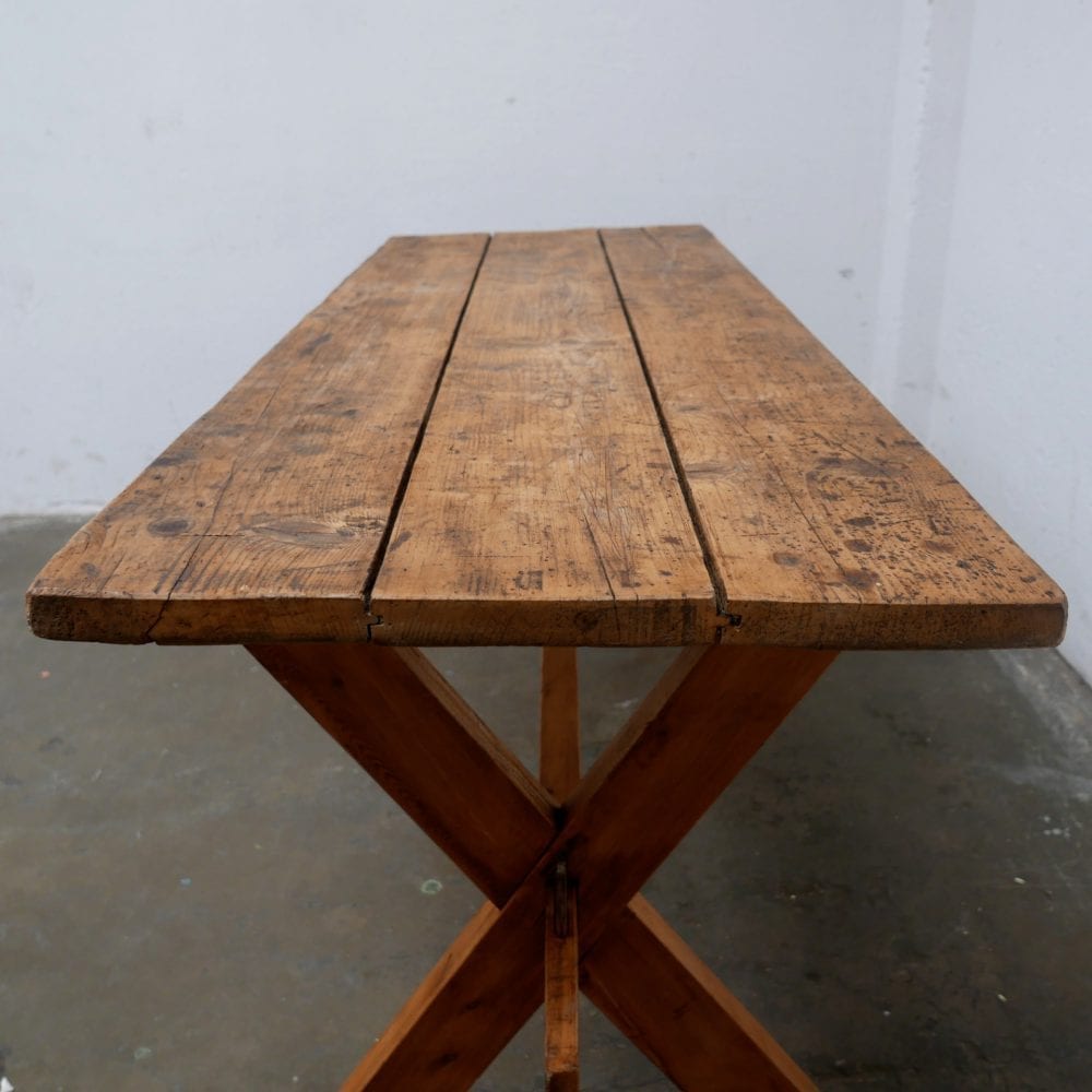 Houten kruispoottafel