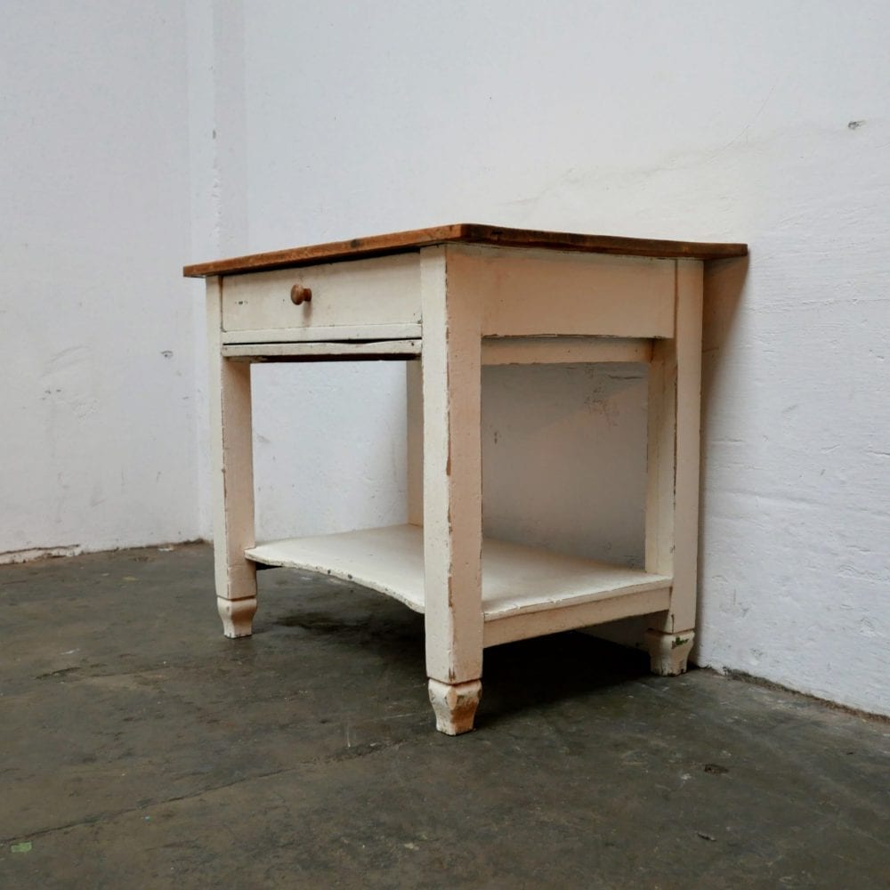 Witte houten tafel met broodplank