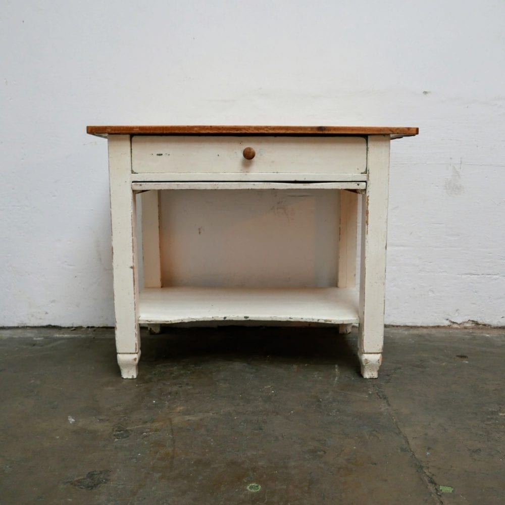 Witte houten tafel met broodplank