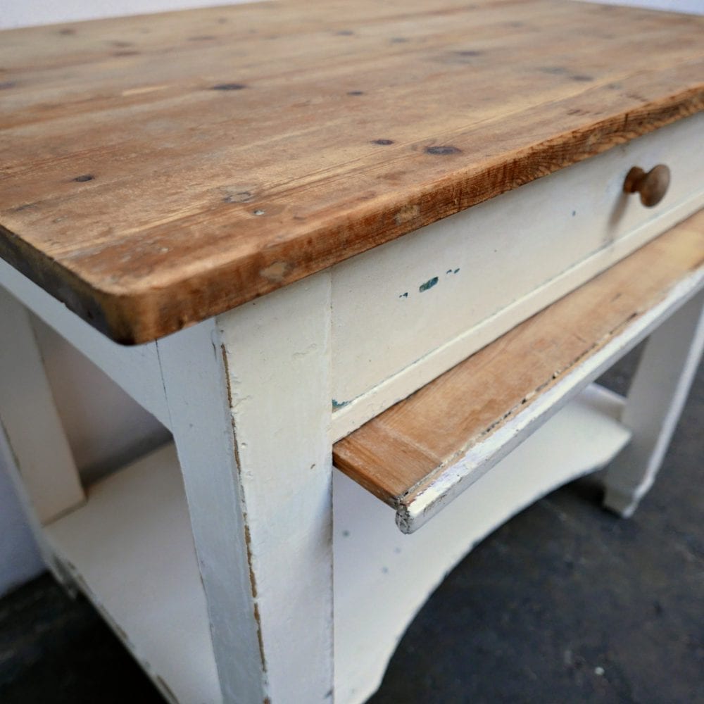 Witte houten tafel met broodplank