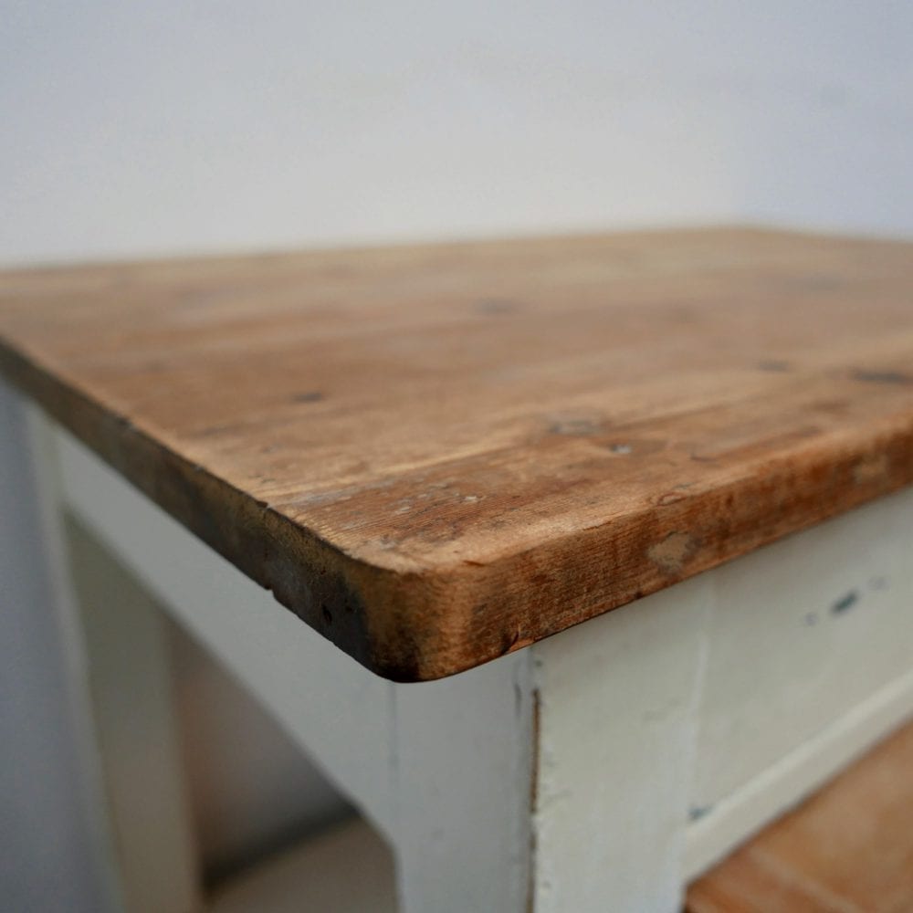 Witte houten tafel met broodplank