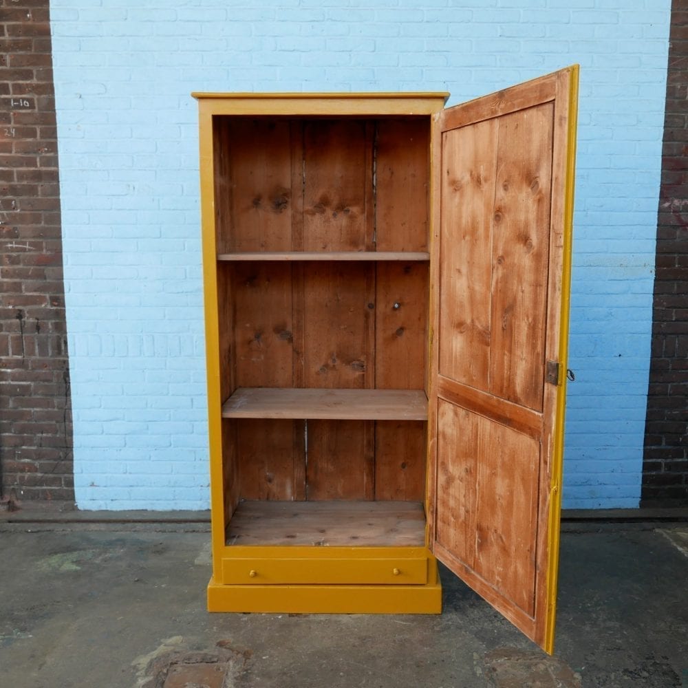 Houten okergele linnenkast
