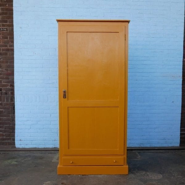 Houten okergele linnenkast