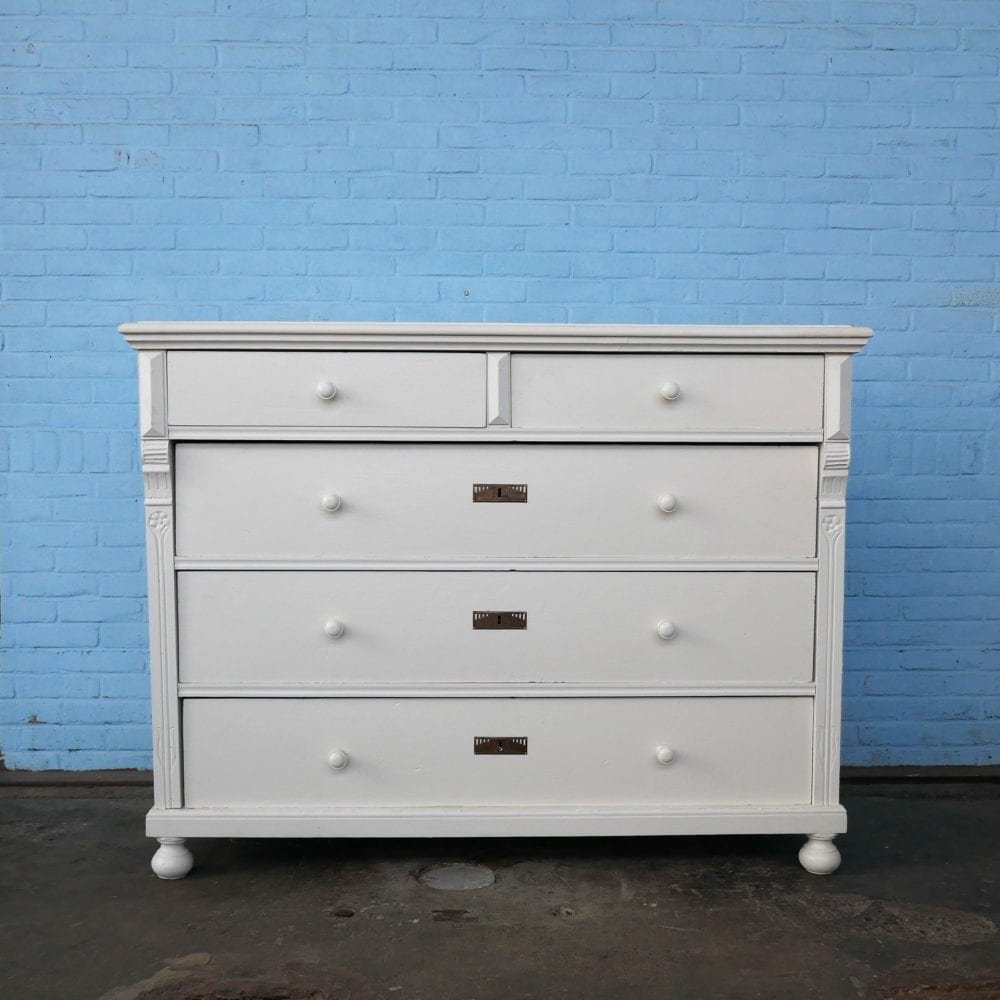 Witte houten commode of onderkast