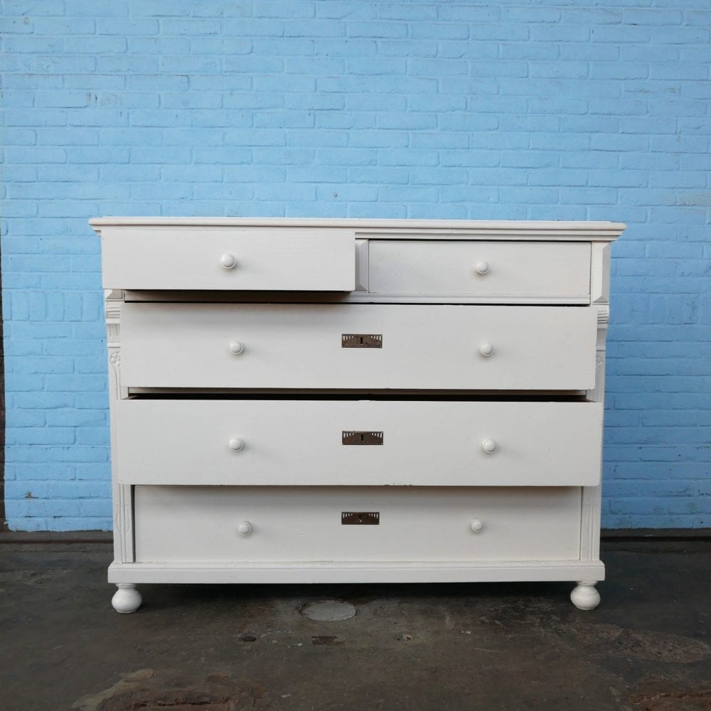 Witte houten commode of onderkast