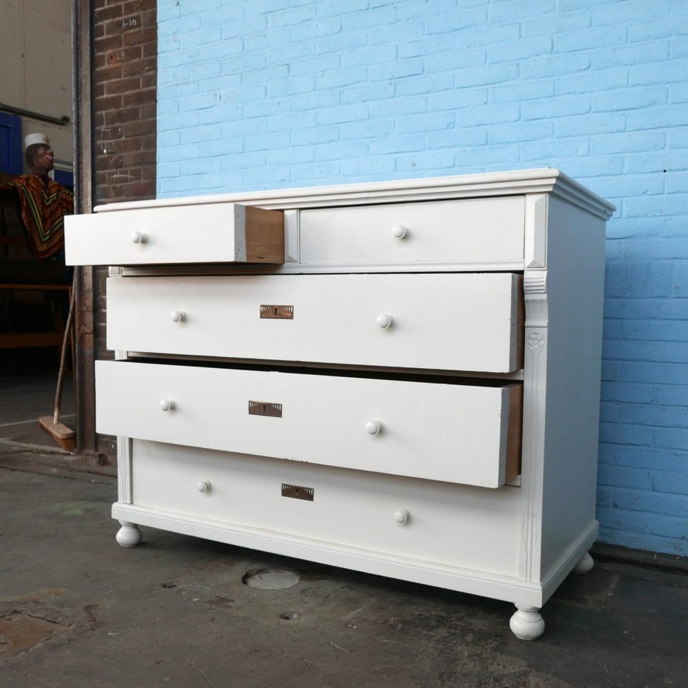Witte houten commode of onderkast