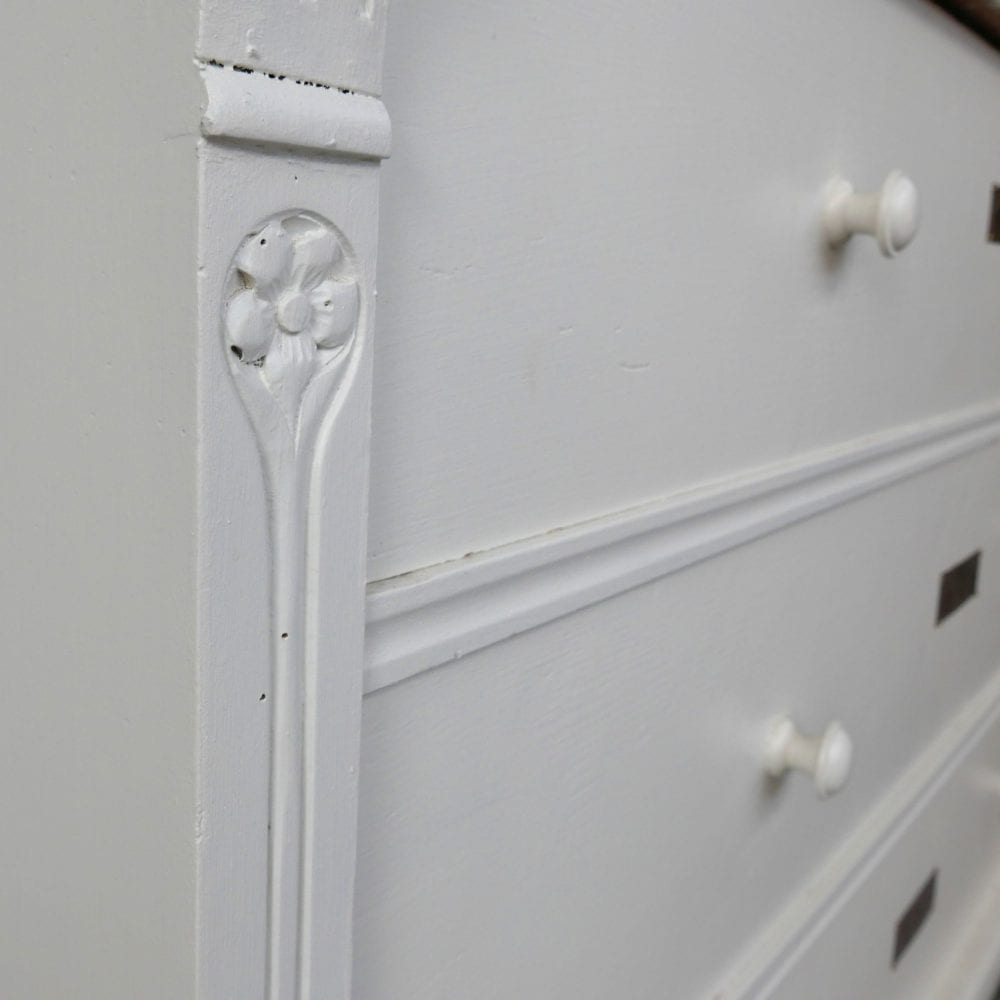 Witte houten commode of onderkast