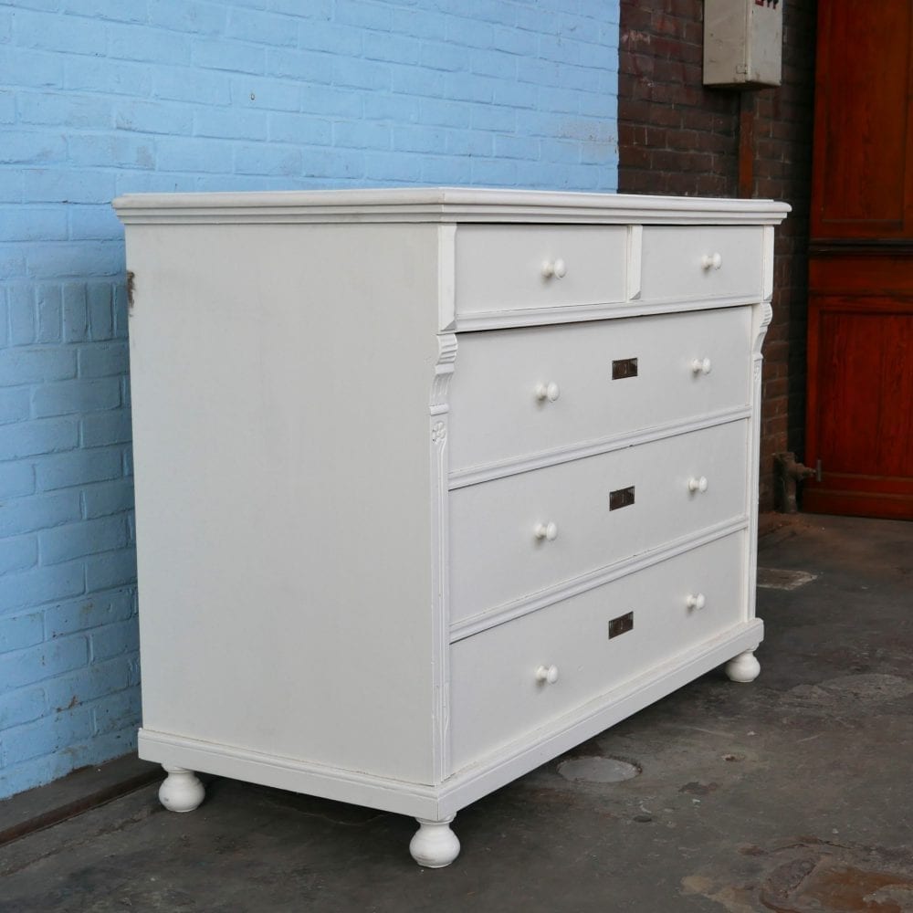 Witte houten commode of onderkast