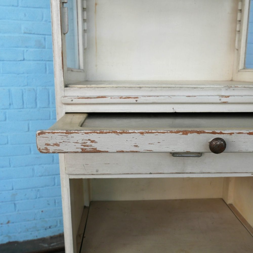 Witte houten apothekerskast