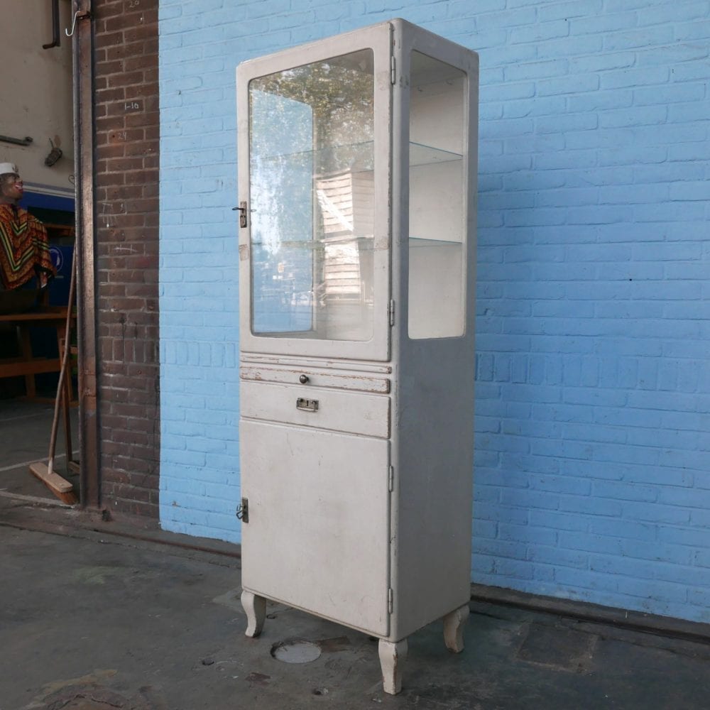 Witte houten apothekerskast
