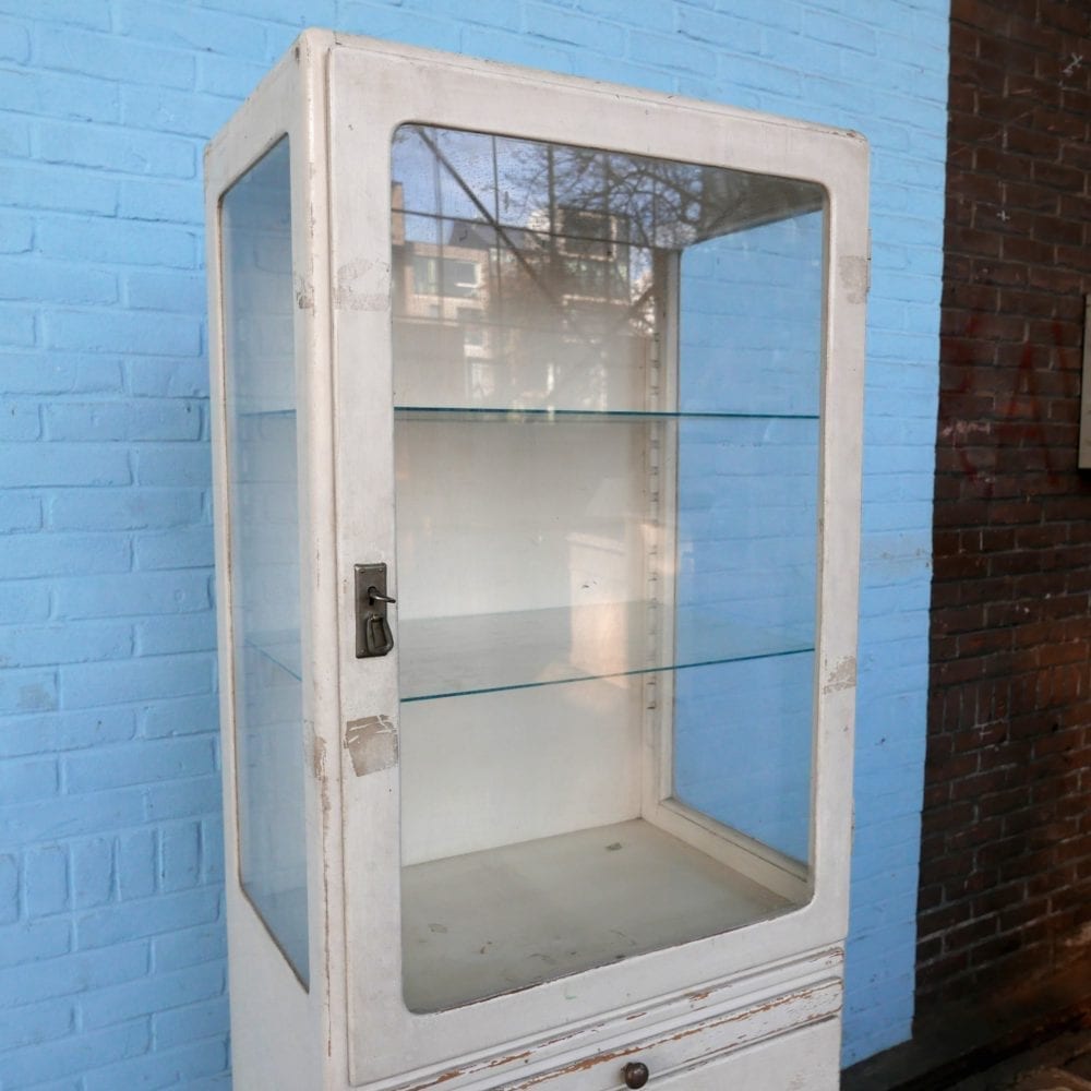 Witte houten apothekerskast