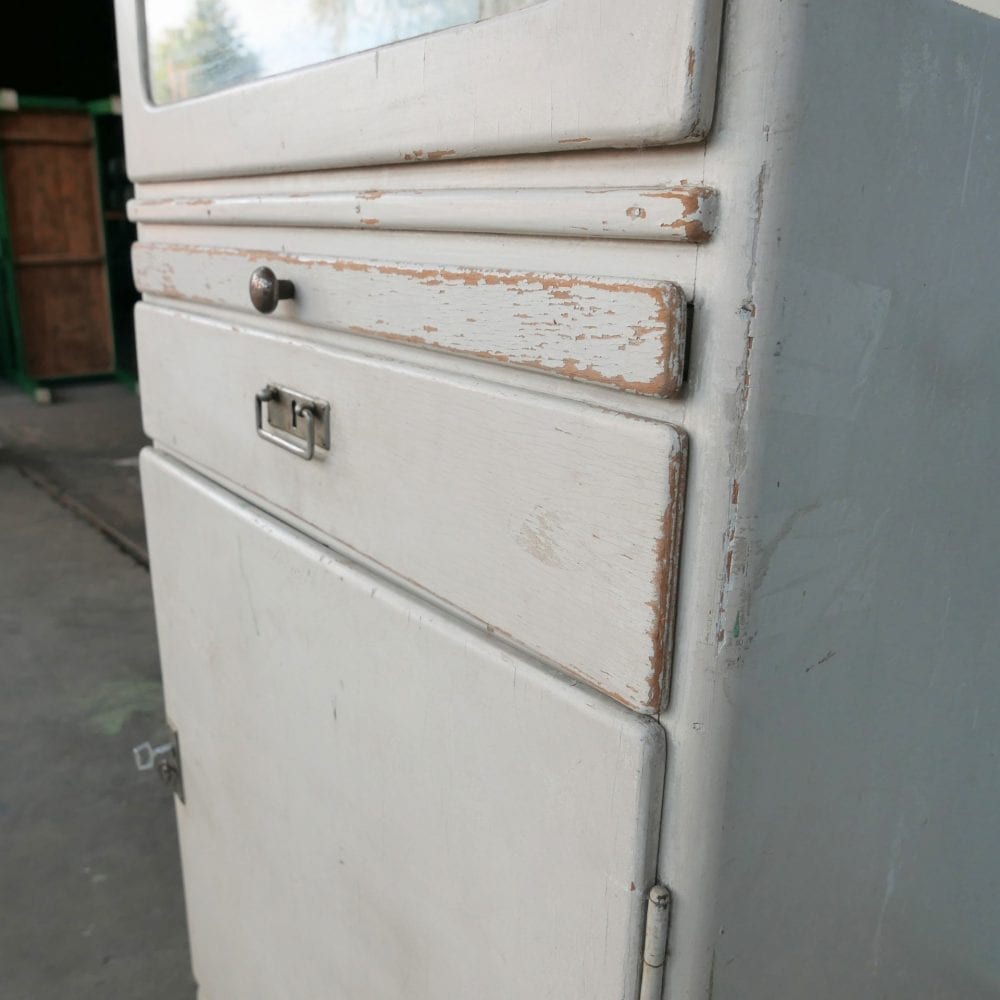 Witte houten apothekerskast