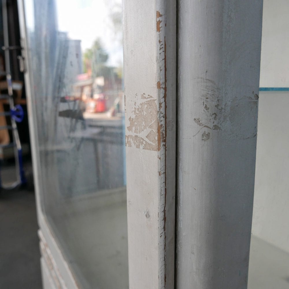 Witte houten apothekerskast