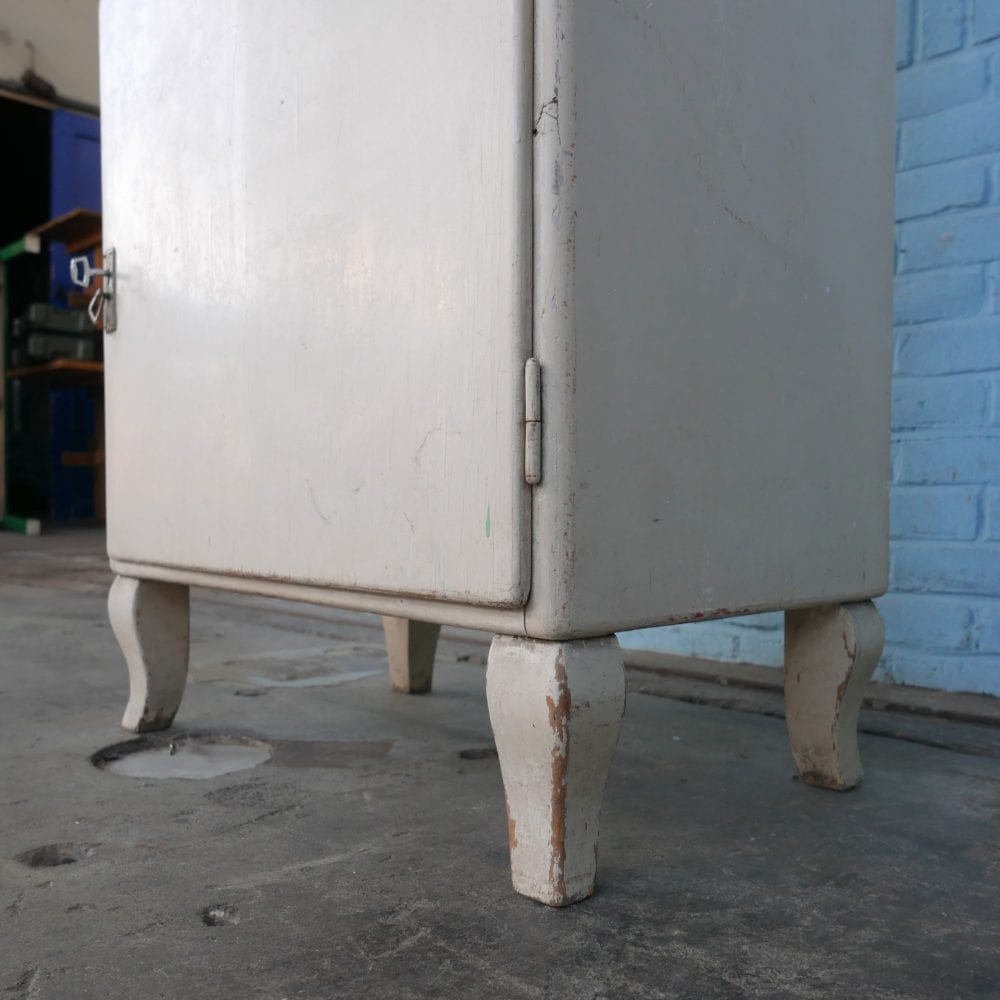 Witte houten apothekerskast