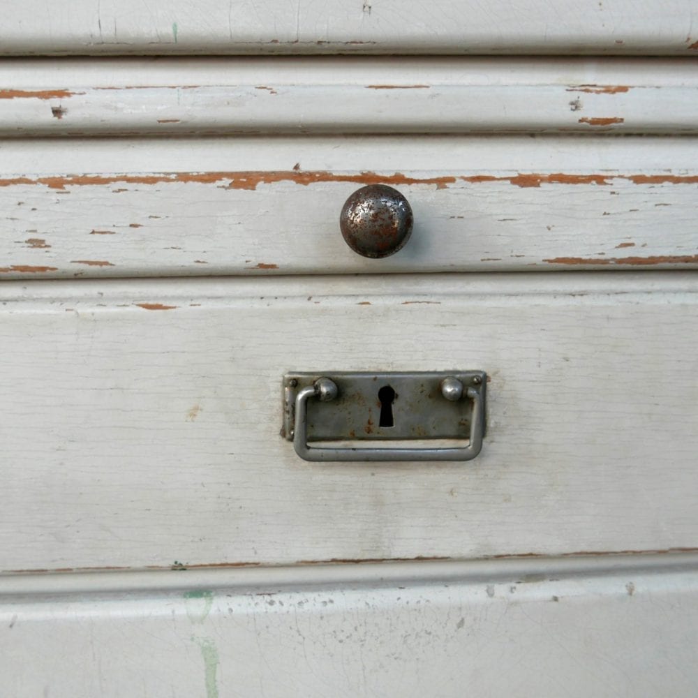 Witte houten apothekerskast