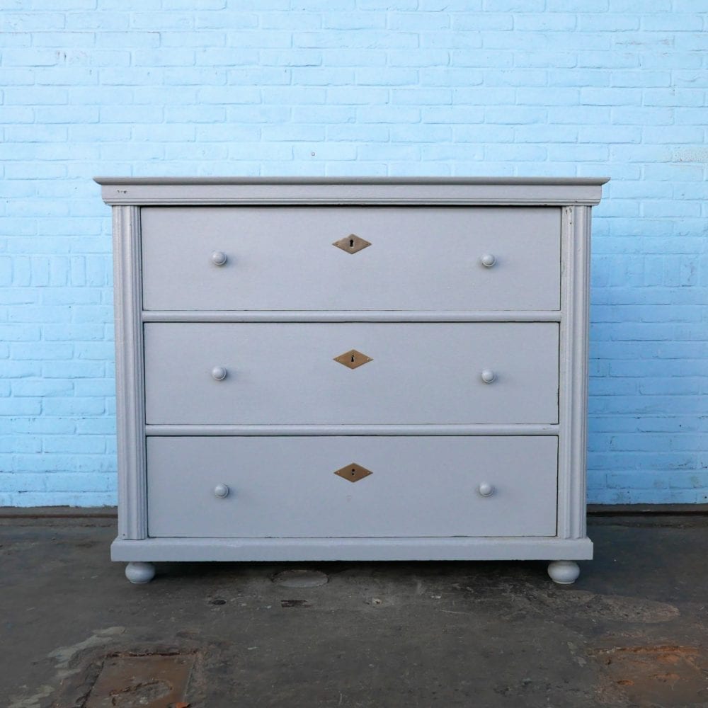 Lichtblauwe houten commode of onderkast