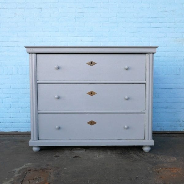 Lichtblauwe houten commode of onderkast