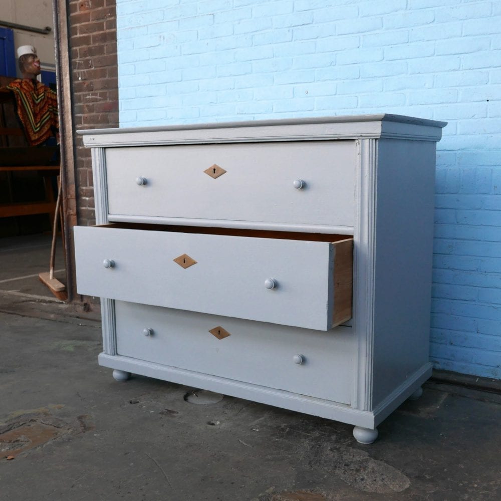 Lichtblauwe houten commode of onderkast