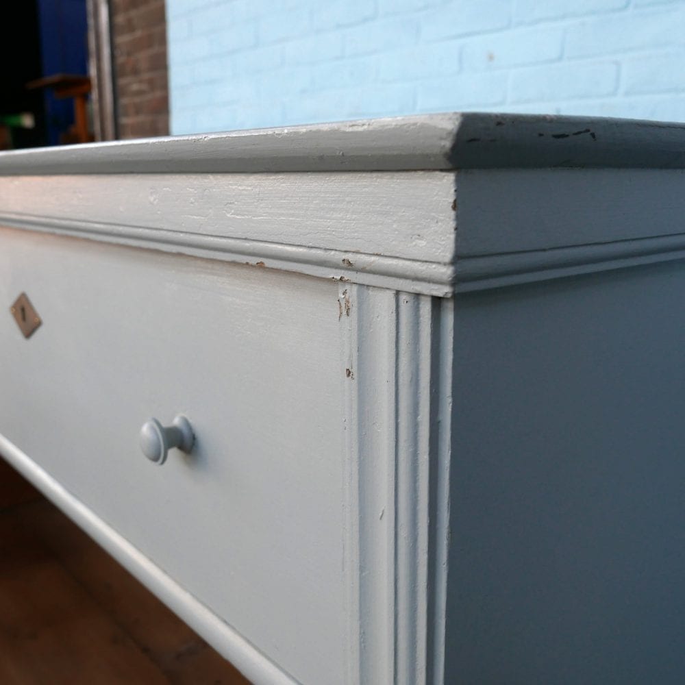 Lichtblauwe houten commode of onderkast