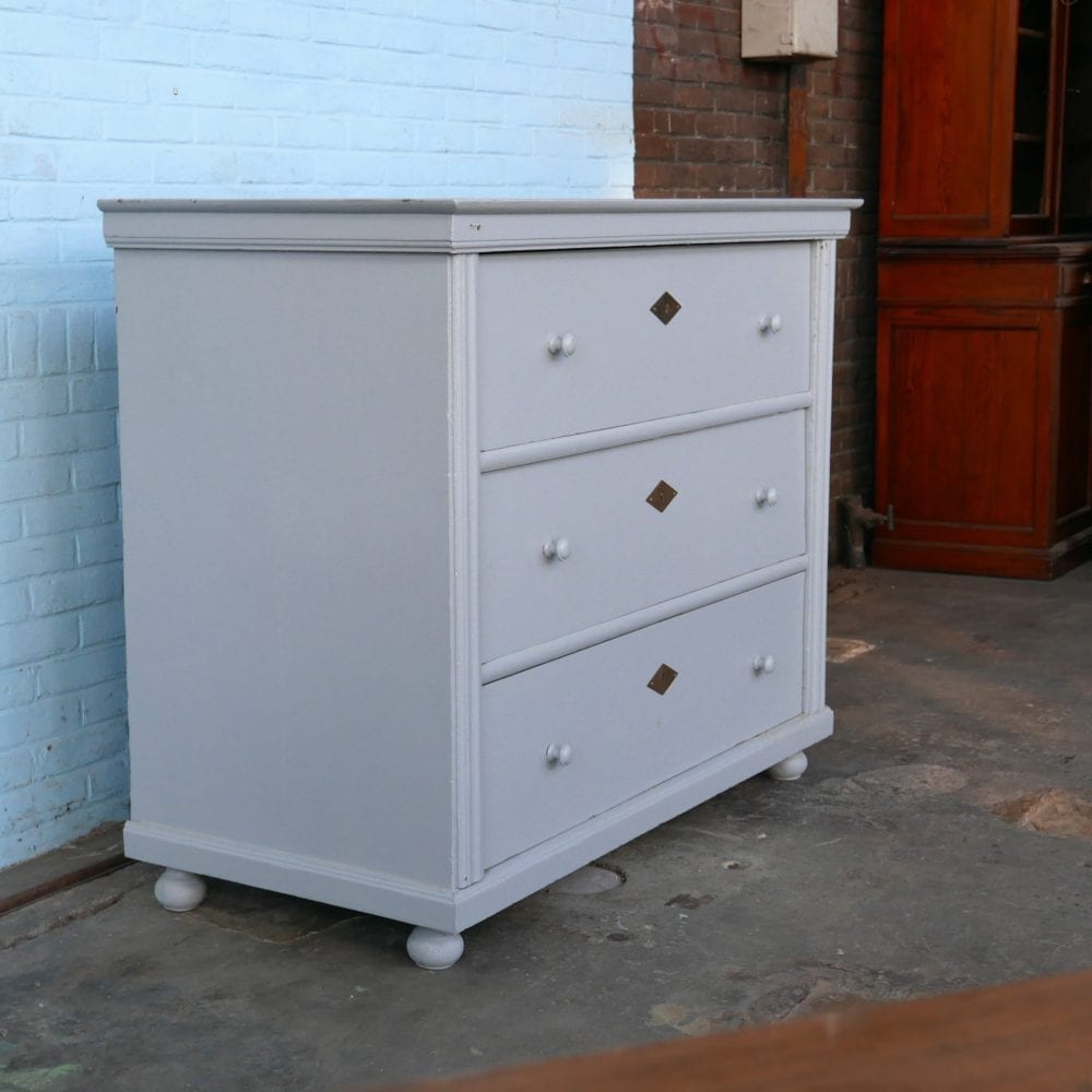 Lichtblauwe houten commode of onderkast