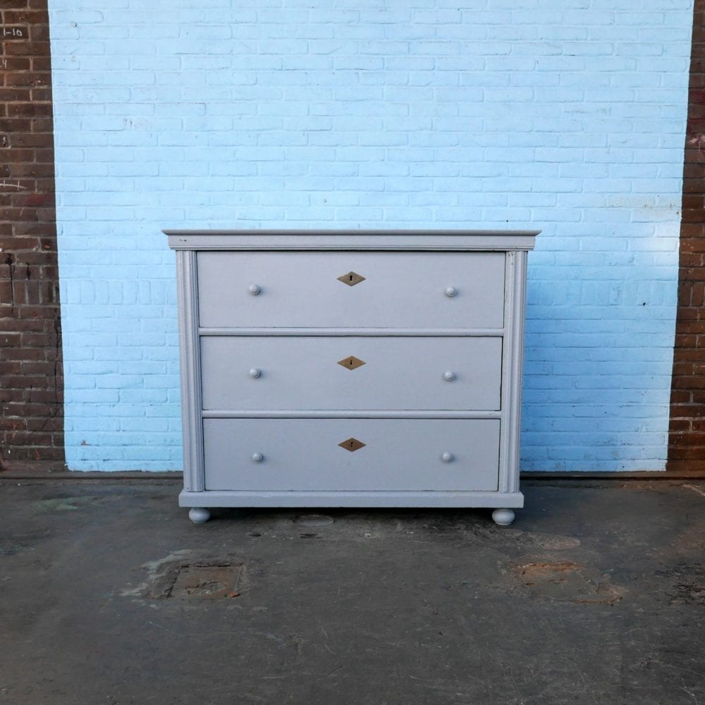 Lichtblauwe houten commode of onderkast