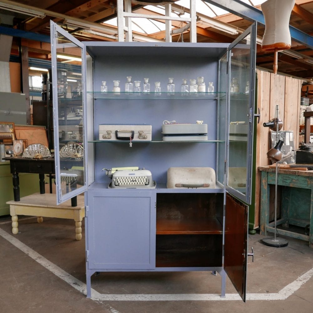 Blauwe metalen apothekerskast