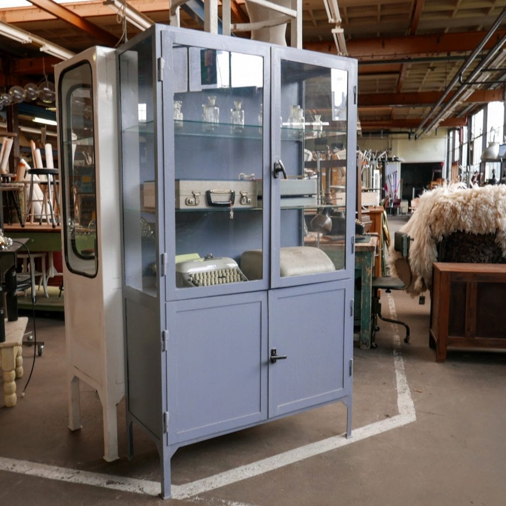 Blauwe metalen apothekerskast