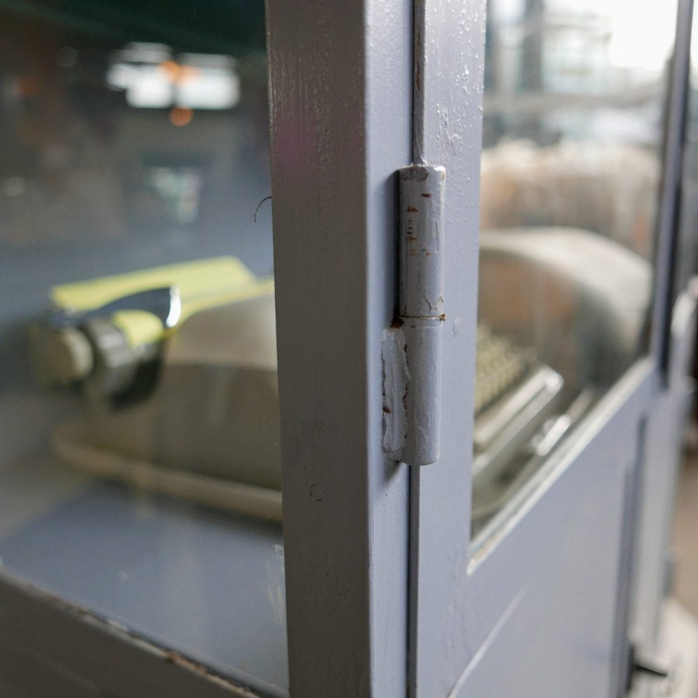 Blauwe metalen apothekerskast