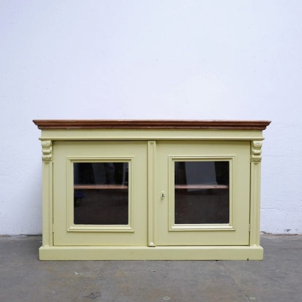 Gele houten vitrinekast toog