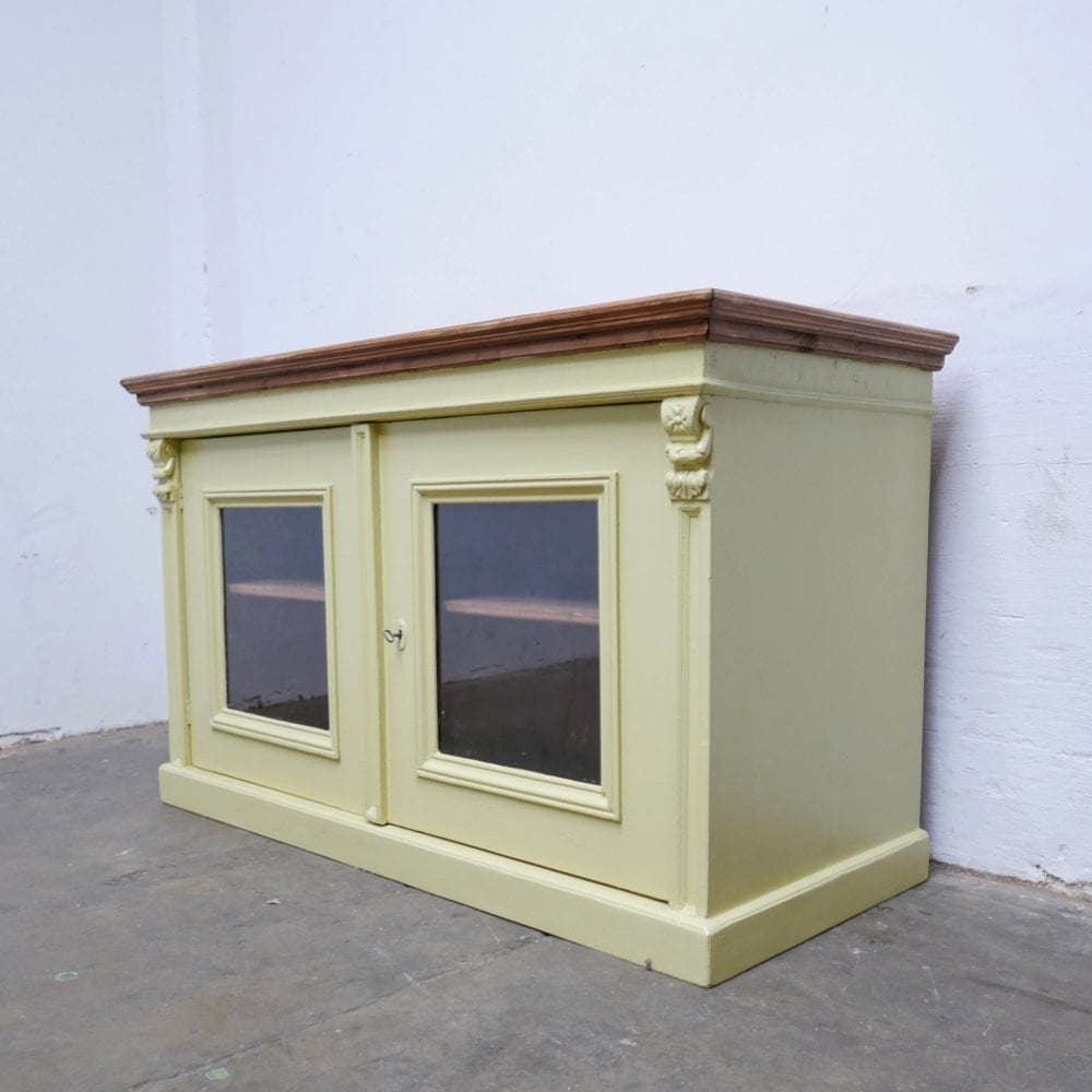 Gele houten vitrinekast toog