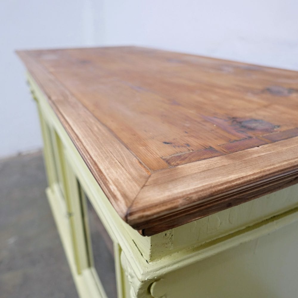 Gele houten vitrinekast toog