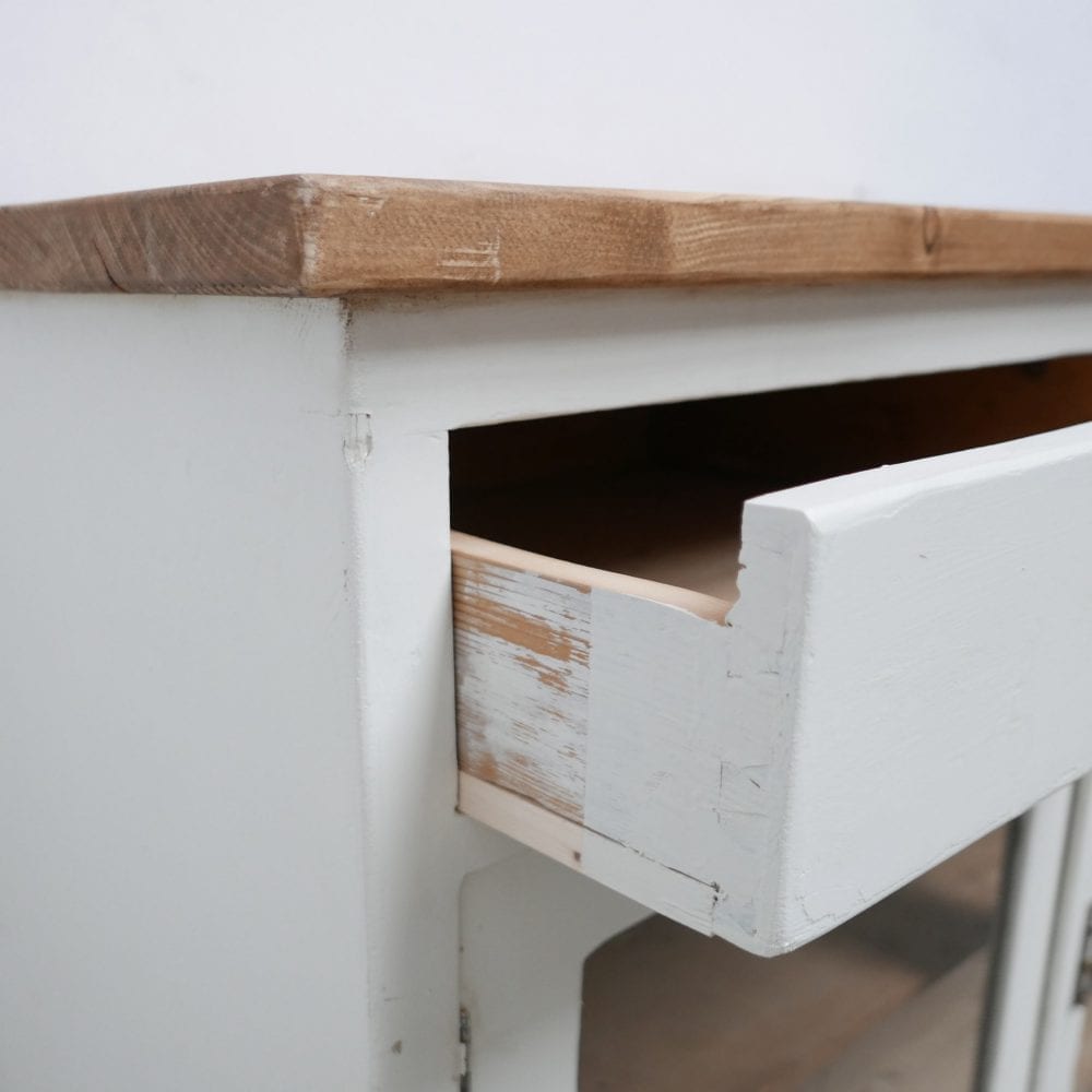 Witte houten vitrinekast toog