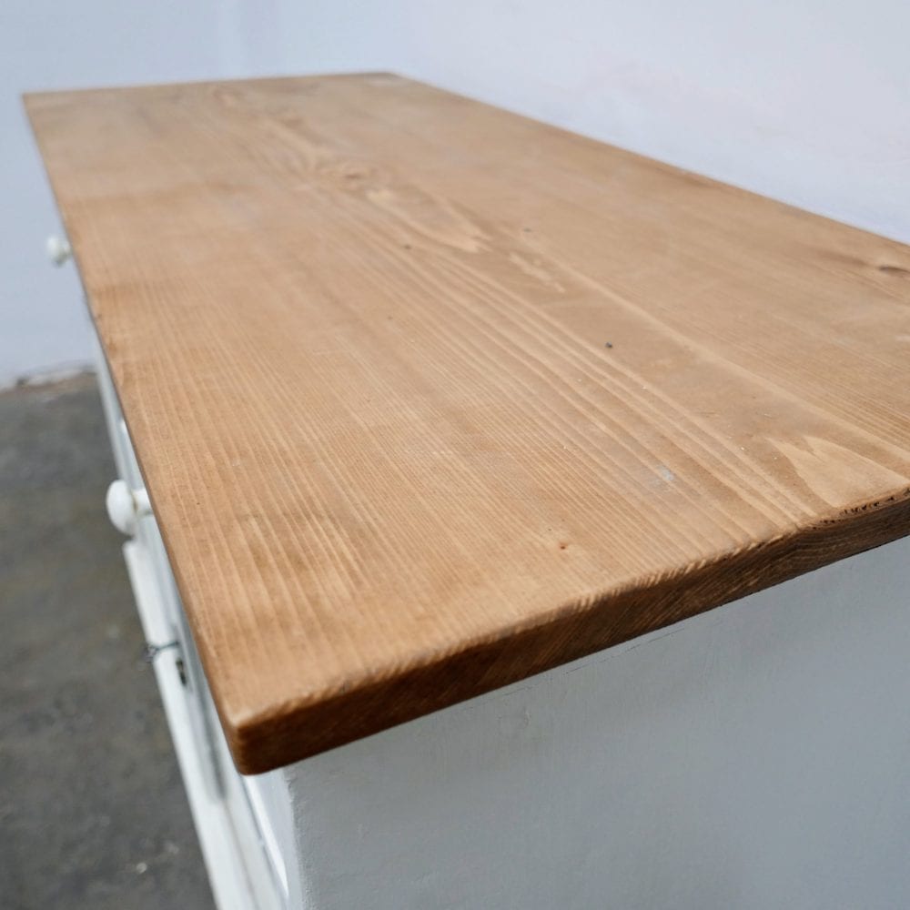 Witte houten vitrinekast toog