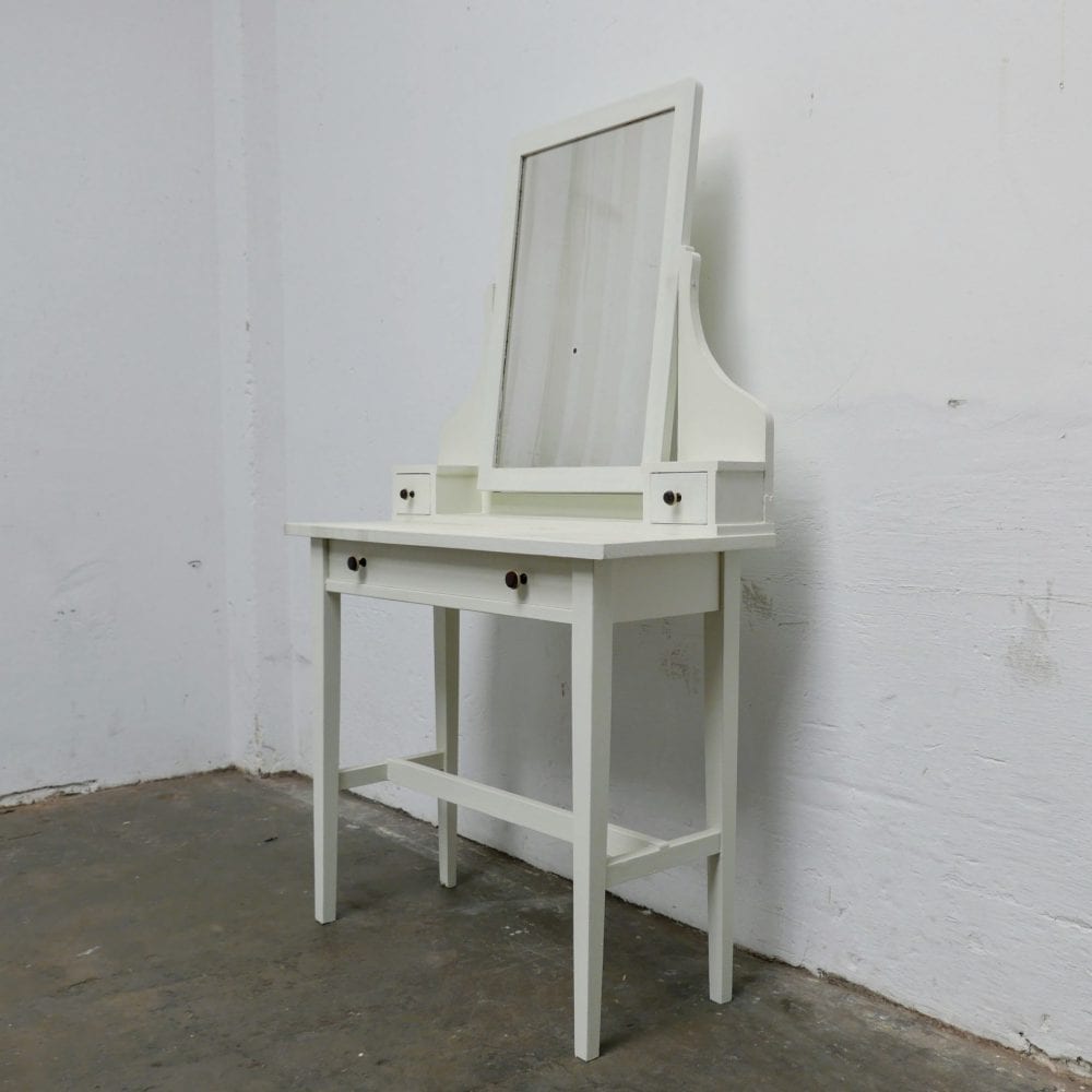 Witte houten kaptafel