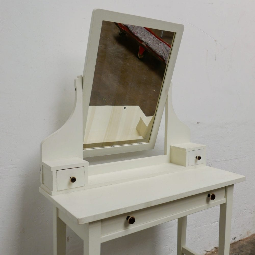Witte houten kaptafel