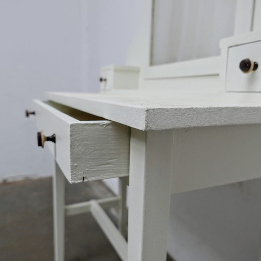 Witte houten kaptafel