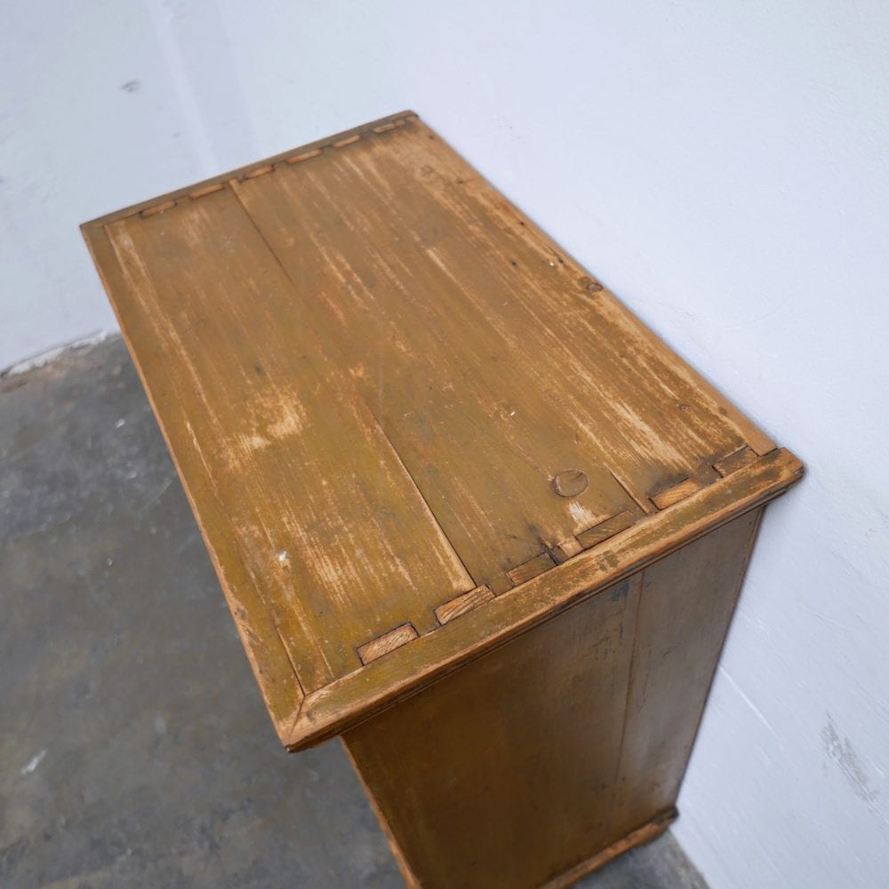 Houten bruingroen kastje