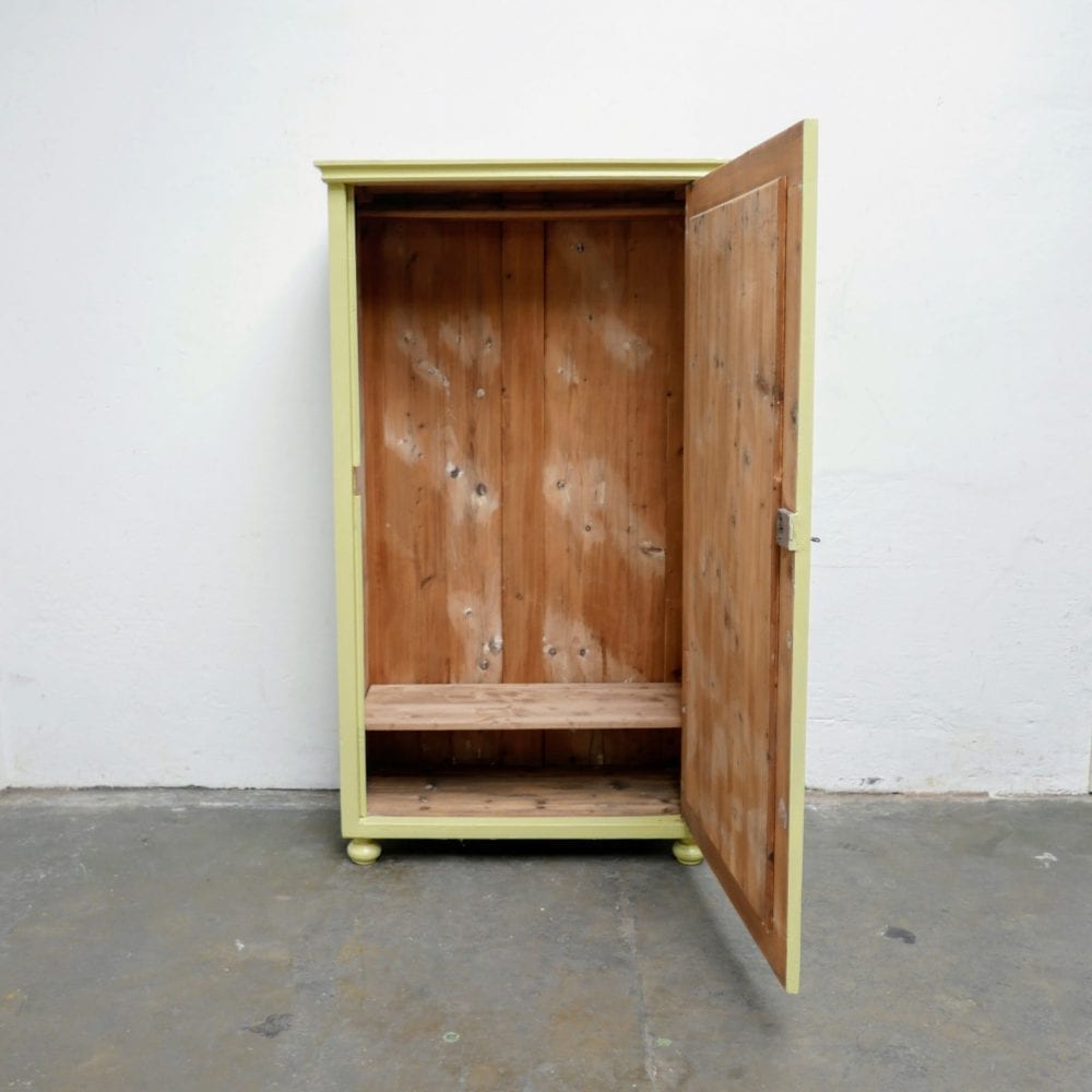 Houten geelgroene linnenkast