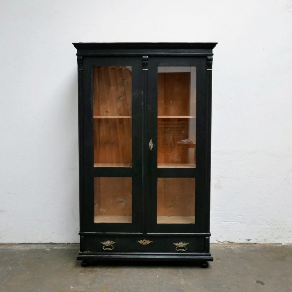 Houten zwarte vitrinekast