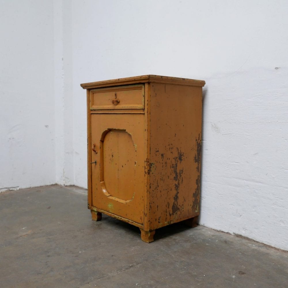 Houten bruin oranje kastje