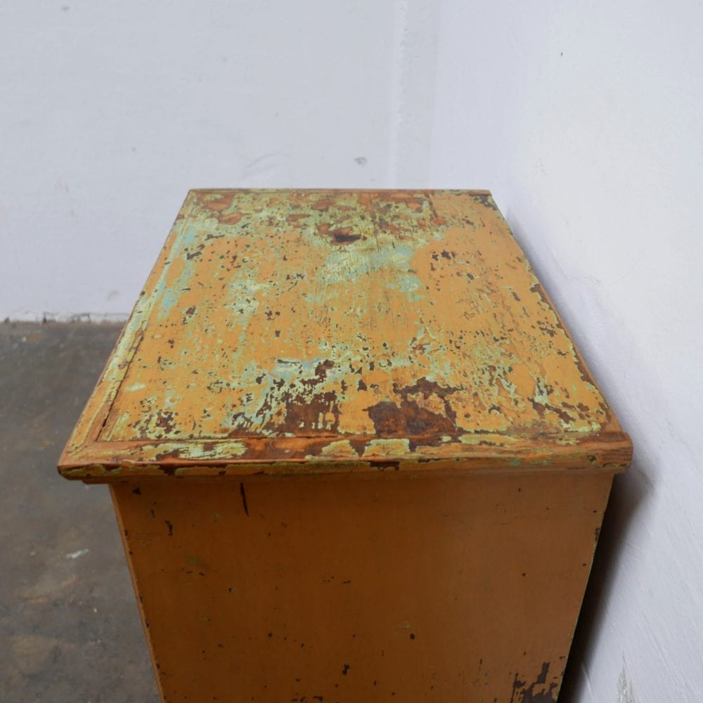 Houten bruin oranje kastje