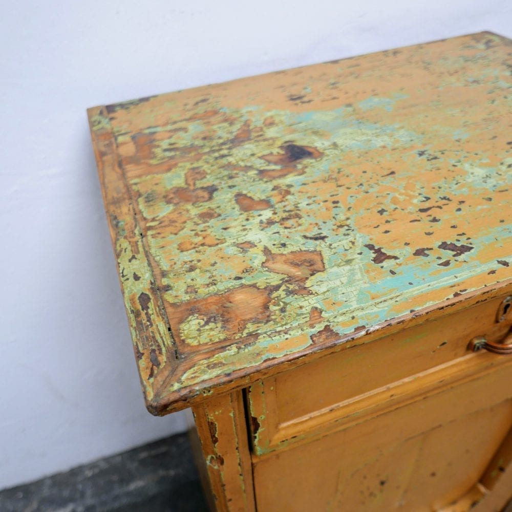 Houten bruin oranje kastje