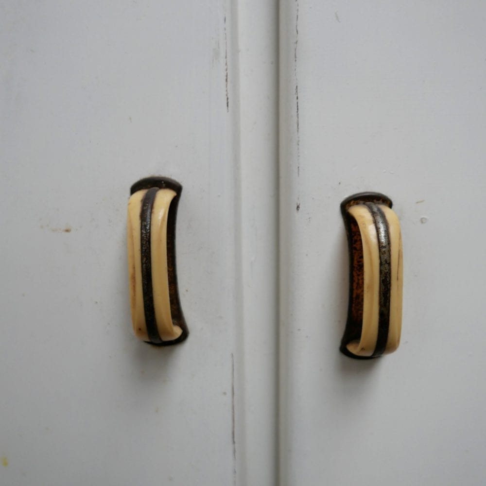 Houten wit kastje