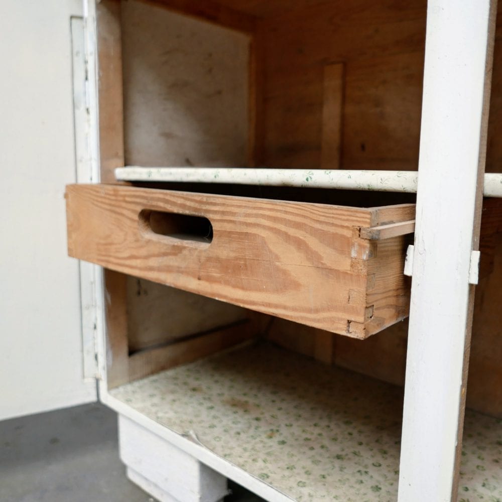 Houten wit kastje