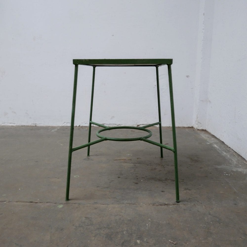 Metalen groen tafeltje