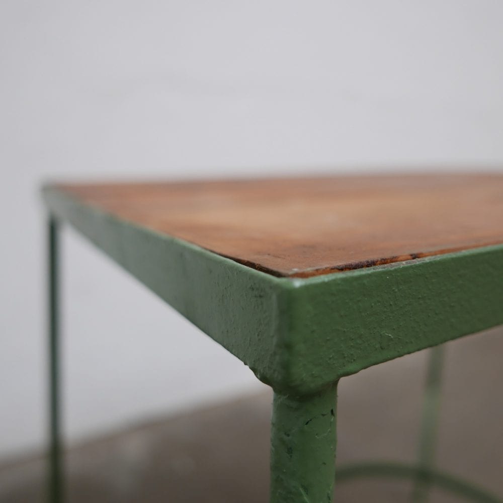 Metalen groen tafeltje
