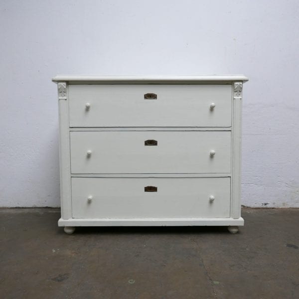 Witte houten commode of onderkast